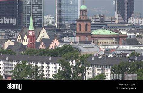 Frankfurtin Römer: Lumoava Keskiajan Arkkitehtuuri ja Kaupungin Sydämen Tyylikäs Ydin!